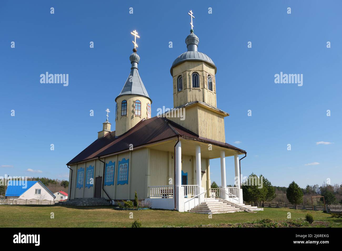 Ancienne église en bois de la Nativité de Jean-Baptiste à Olekhnovichi, région de Minsk, Biélorussie. Banque D'Images