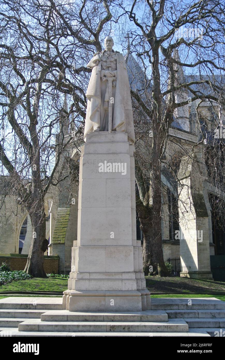 Le roi George V memorial statue avec l'abbaye de Westminster en arrière-plan, l'ancien palace Yard, London, England, UK Banque D'Images