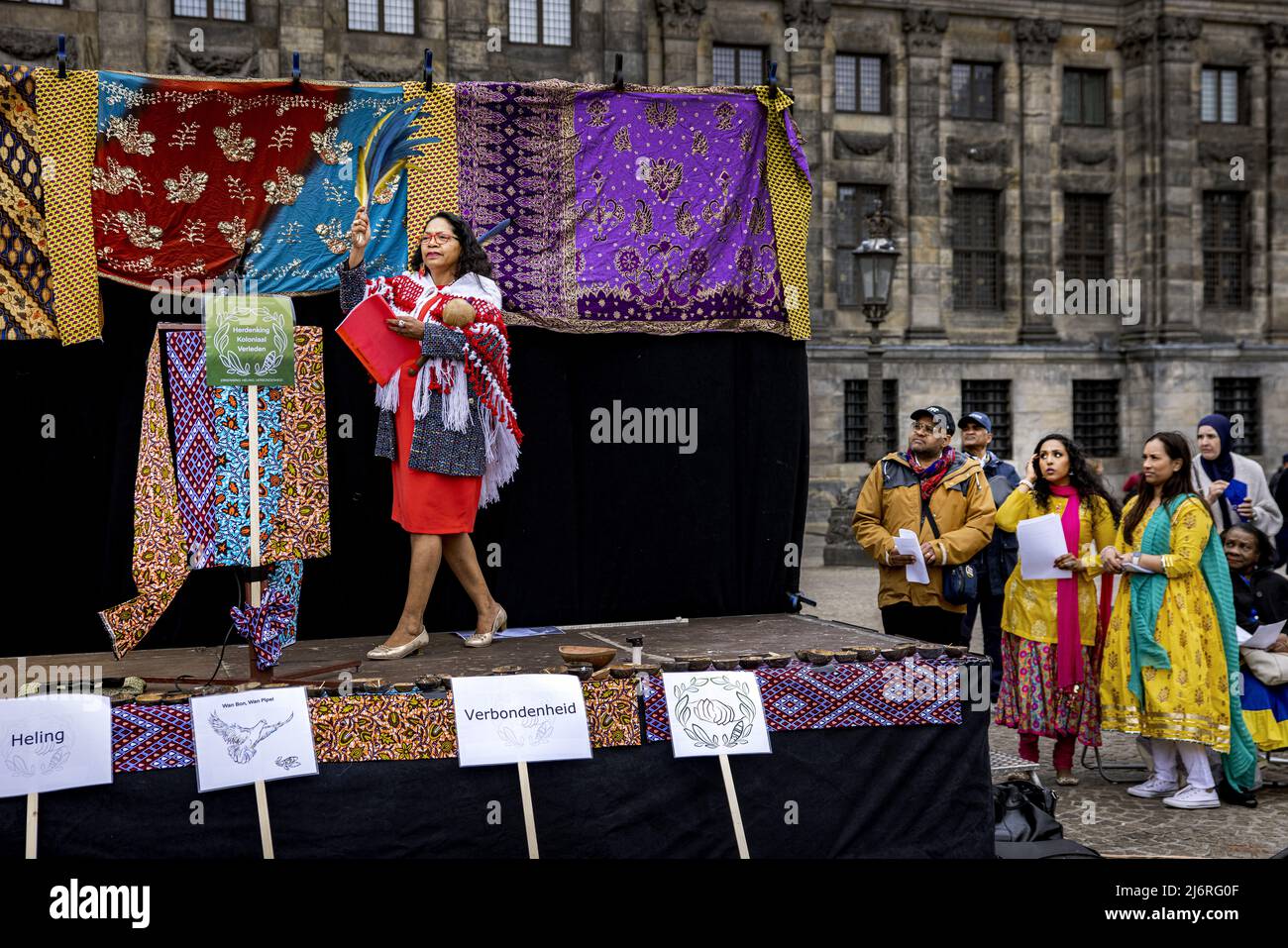 2022-05-03 17:20:33 AMSTERDAM - participants pendant la commémoration de l'histoire coloniale néerlandaise sur la place Dam. Avec cette commémoration, l'organisation veut contribuer à une plus grande égalité et solidarité entre les différents groupes de population aux pays-Bas. ANP RAMON VAN FLYMEN pays-bas sortie - belgique sortie Banque D'Images