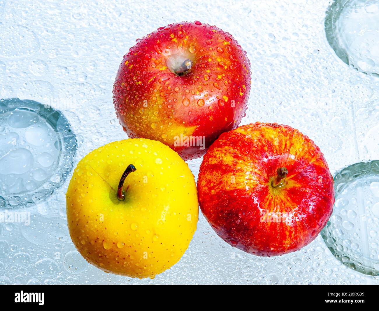 Trois pommes avec éclaboussures d'eau Banque D'Images