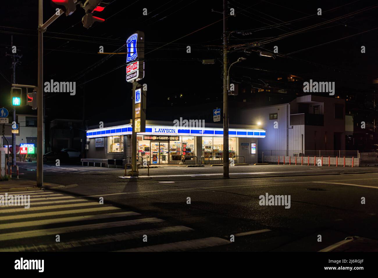 Asagiri, Japon - 28 avril 2022 : magasin de proximité de Lawson sans clients à l'intersection tranquille la nuit Banque D'Images