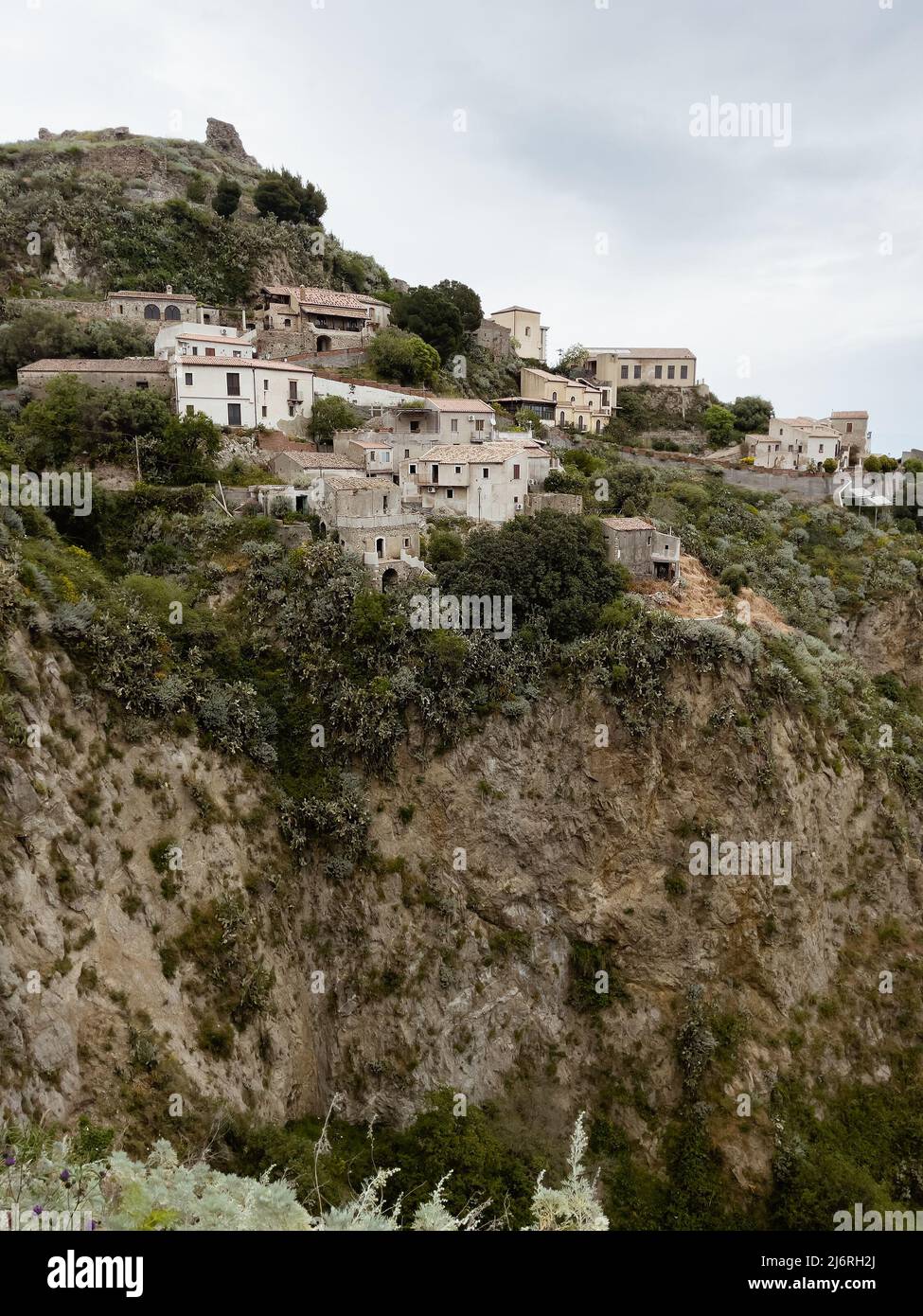 Paysage de village italien classique. Comune Savoca sur les collines abruptes - un lieu de repère célèbre pour les amateurs de film Godfather. Banque D'Images