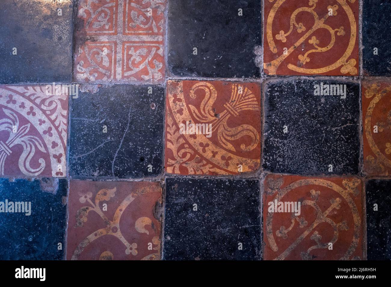 Le carrelage médiéval se trouve au sol du clocher séparé de l'église Saint-Leonards, Yarpole, Herefordshire. Banque D'Images