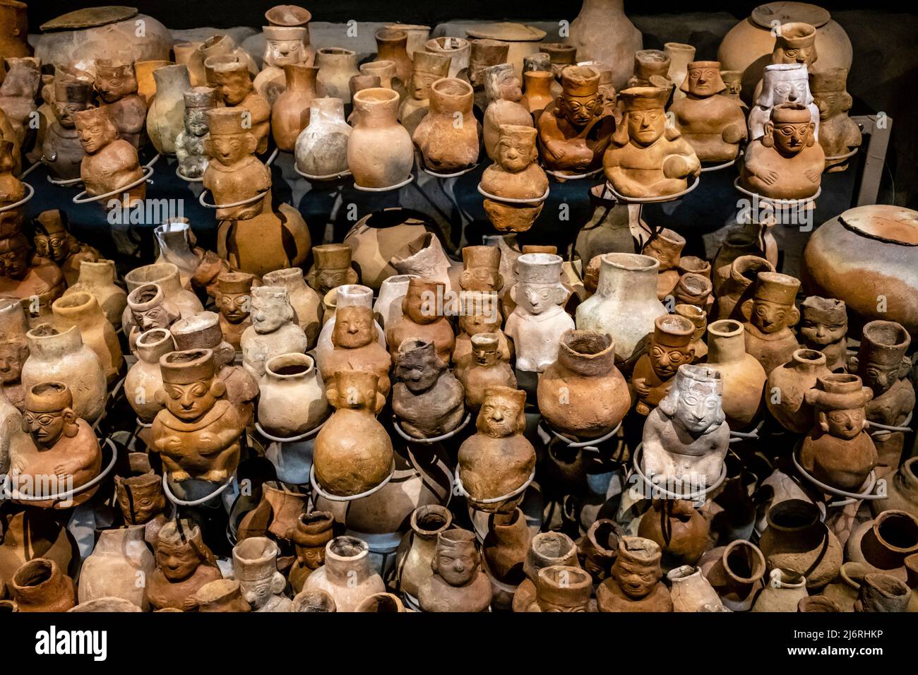 Objets exposés à l'intérieur du Musée des tombes royales de Sipan (Museo Tumbas Reales de Sipan) , Lambayeque près de Chiclayo, Pérou. Banque D'Images