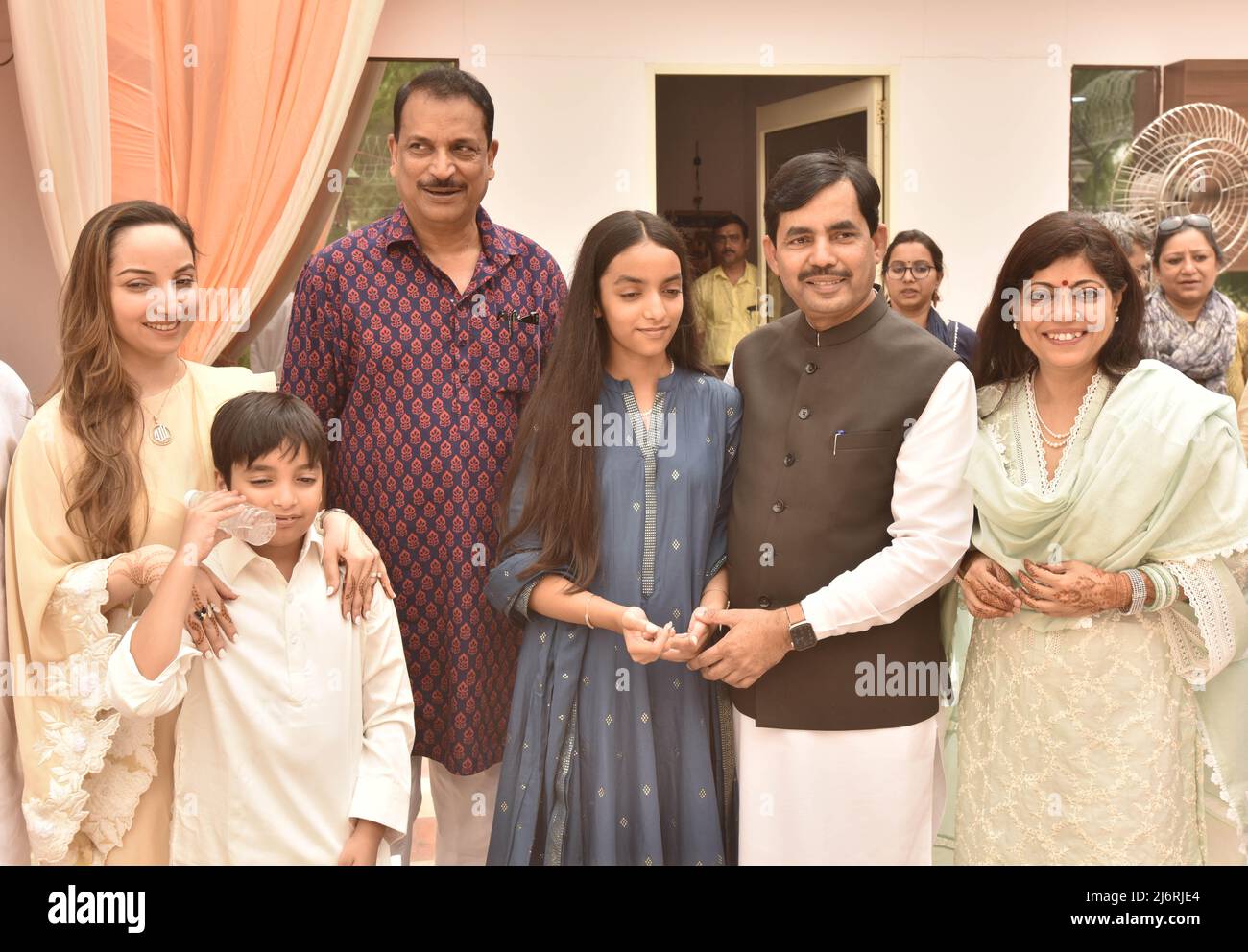 NEW DELHI, INDE - 3 MAI : le dirigeant du BJP Syed Shahnawaz Hussain avec Rajiv Pratap Rudy et sa famille lors des célébrations d'Eid-al-Fitr, à la résidence de l'ancien président le 3 mai 2022 à New Delhi, en Inde. (Photo de Sanjeev Verma/Hindustan Times/Sipa USA) Banque D'Images