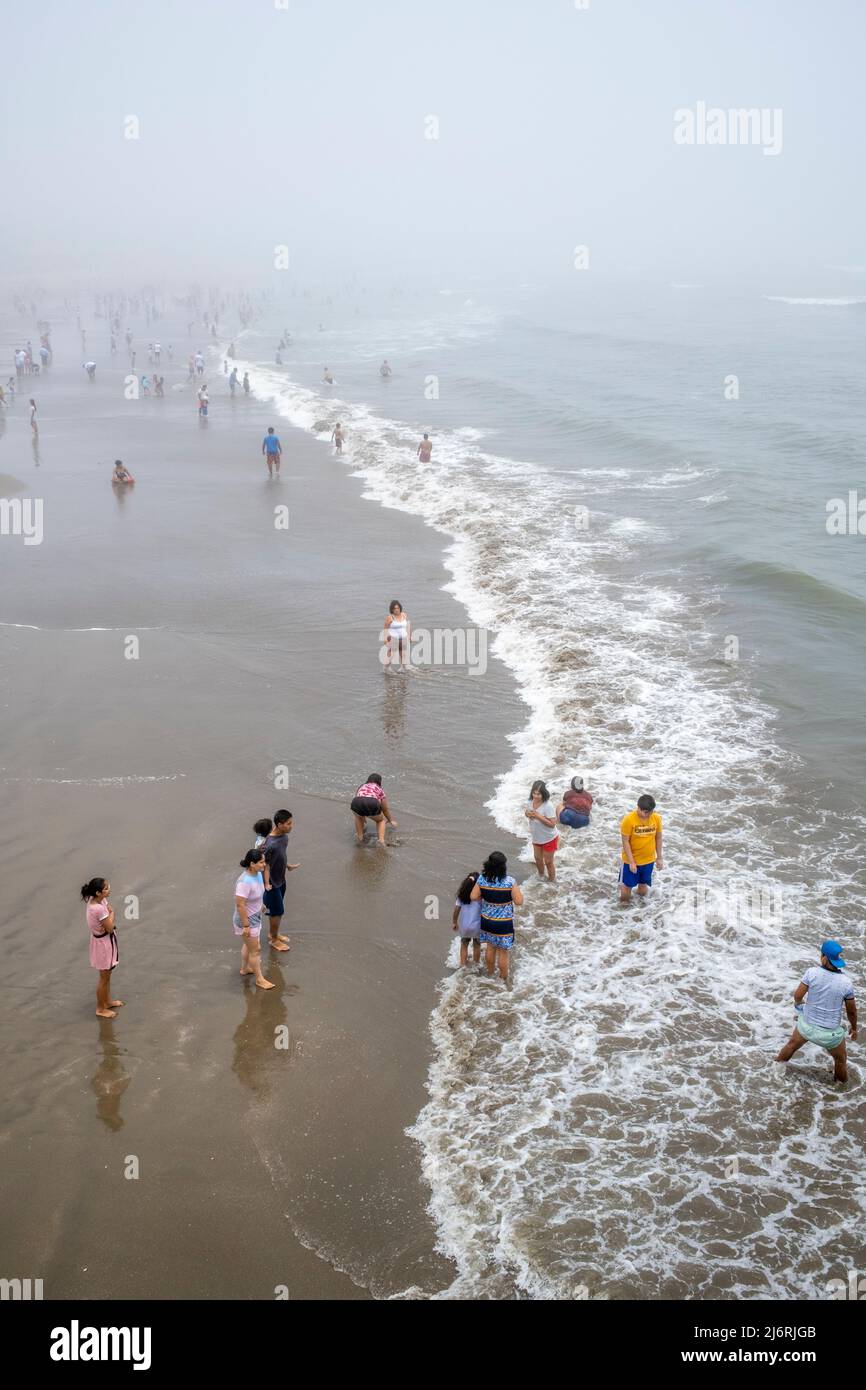 Péruviens au bord de la mer, Plage de Pimentel, Chiclayo, province de Chiclayo, Pérou. Banque D'Images