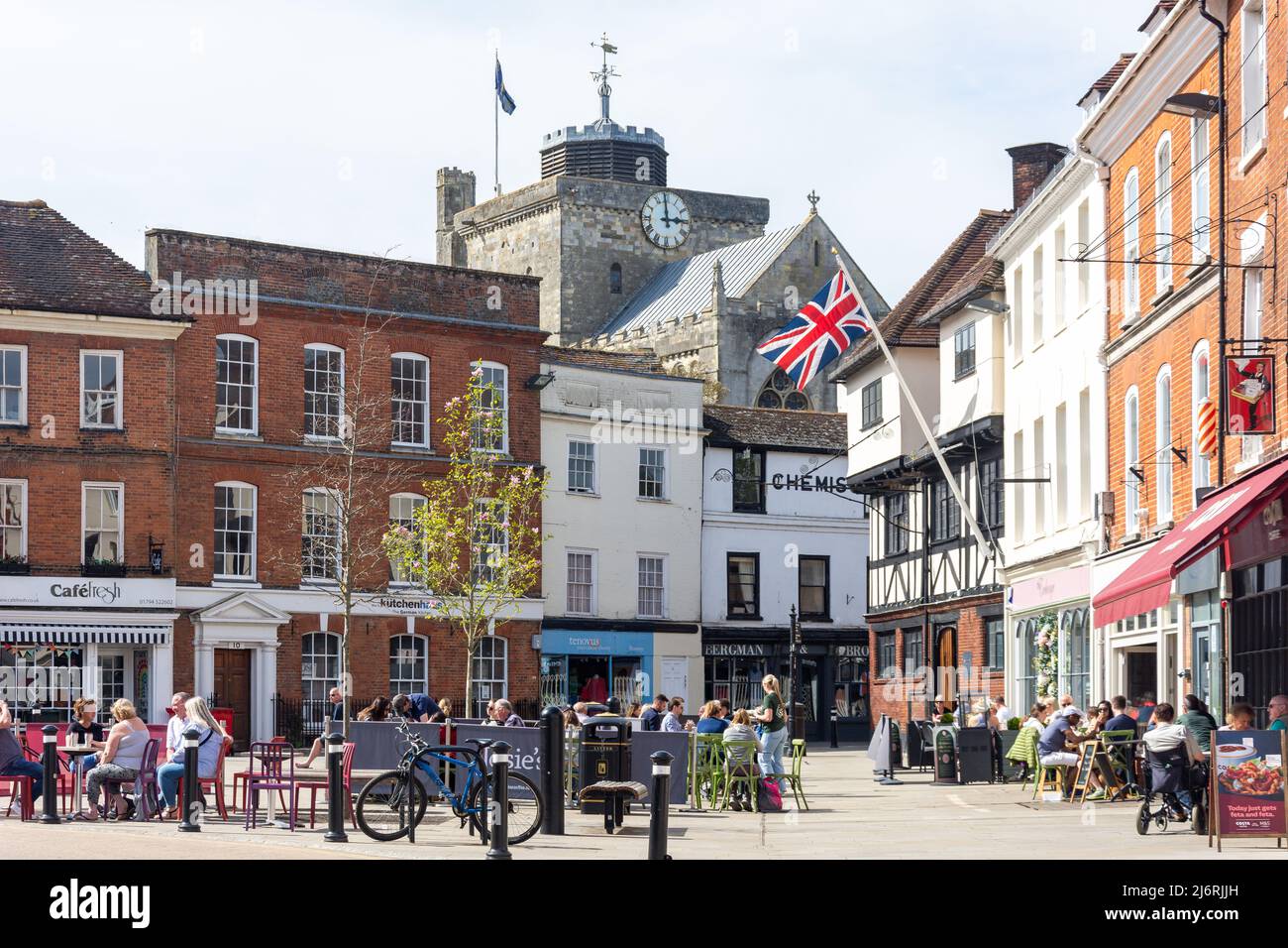 Cafés en terrasse, place du marché, Romsey, Hampshire, Angleterre, Royaume-Uni Banque D'Images
