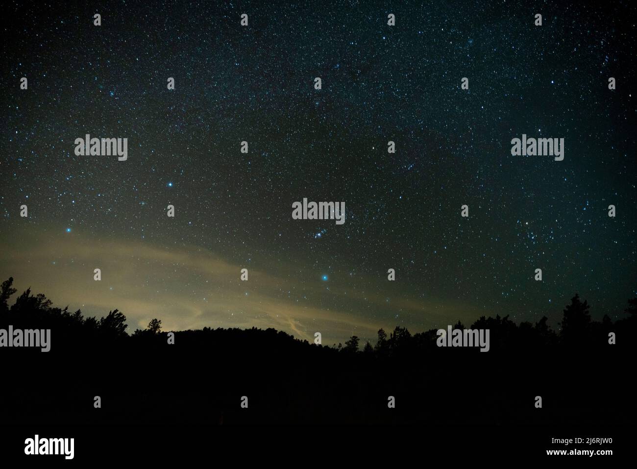 ciel nocturne avec étoiles avec nuages et lueur Banque D'Images