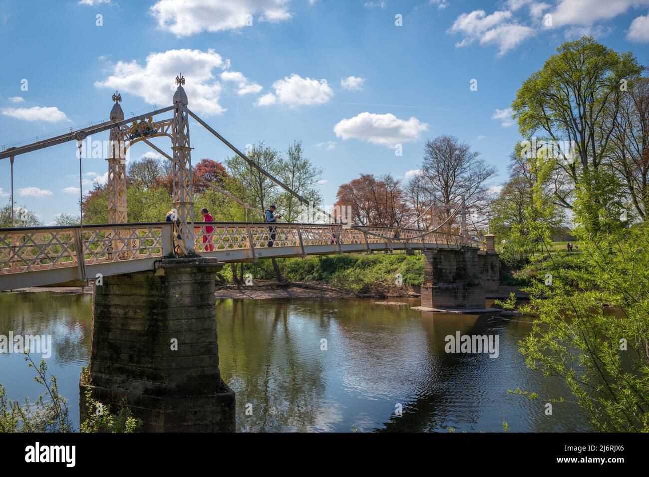 Victoria Bridge, un pont à pied enjambant la rivière Wye dans la ville de Hereford, Herefordshire, Angleterre, Royaume-Uni Banque D'Images