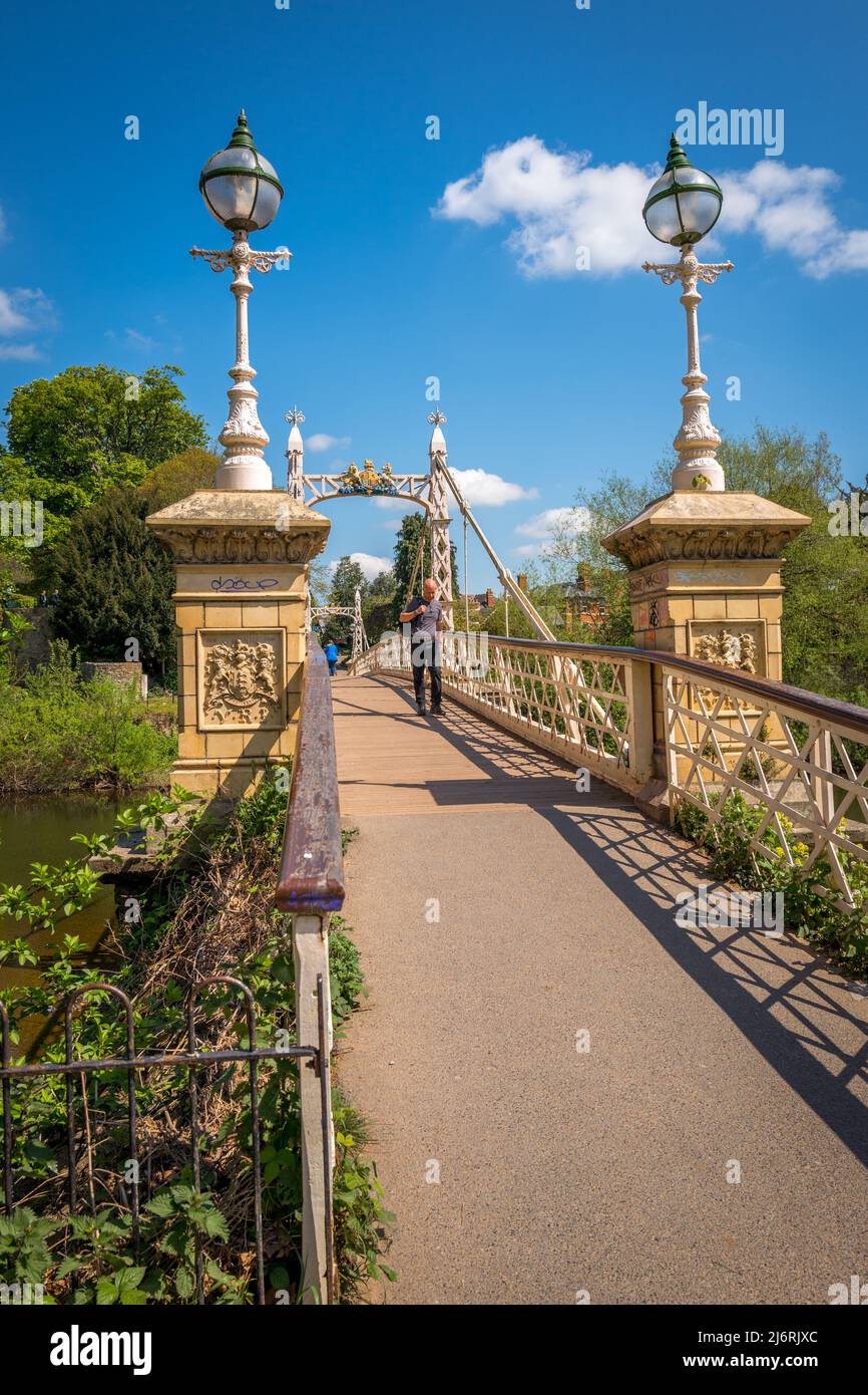 Victoria Bridge, un pont à pied enjambant la rivière Wye dans la ville de Hereford, Herefordshire, Angleterre, Royaume-Uni Banque D'Images