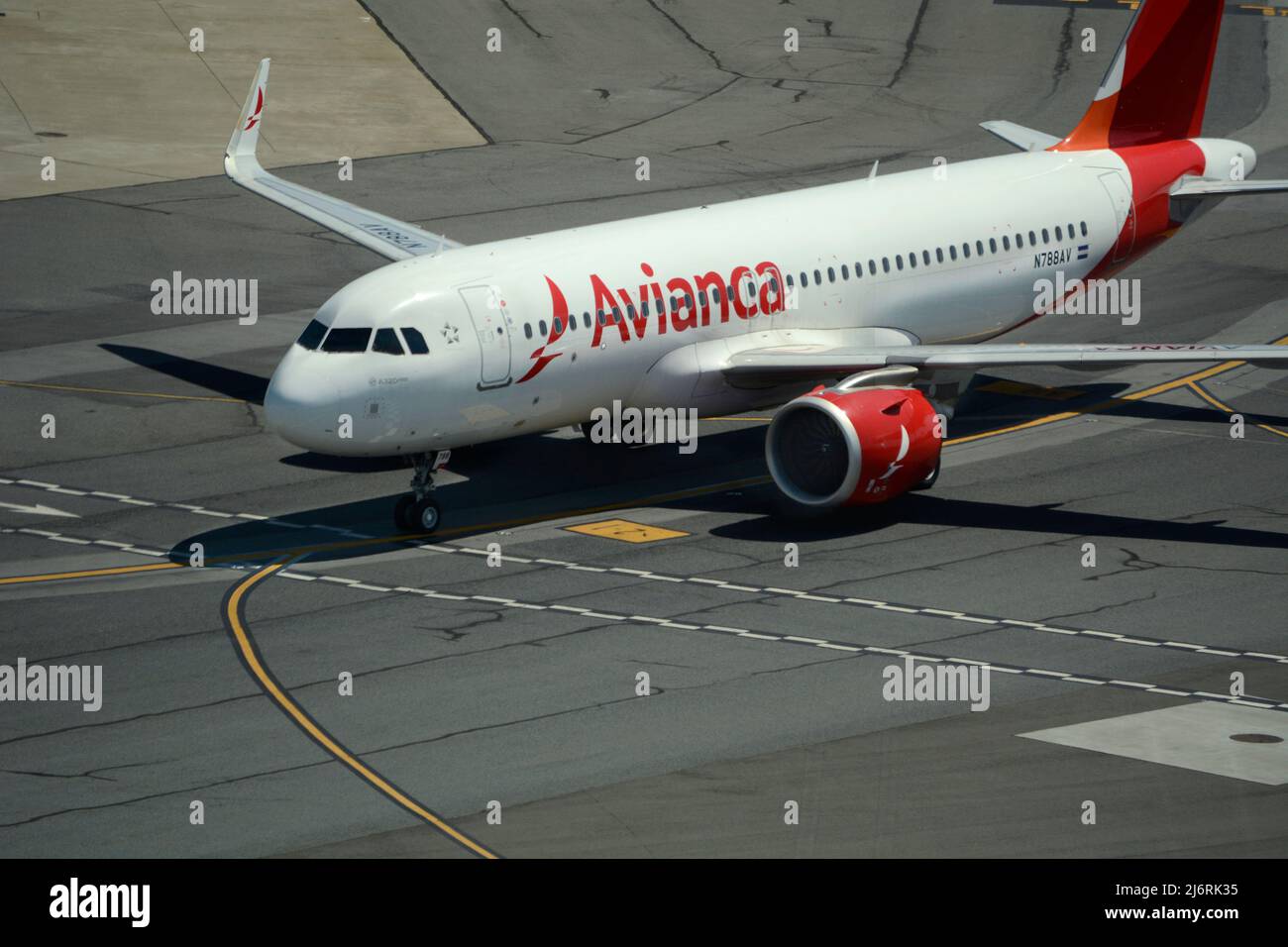 Un avion-taxi Avianca Airlines Airbus A320 passagers à l'aéroport international de San Francisco, en Californie. Banque D'Images
