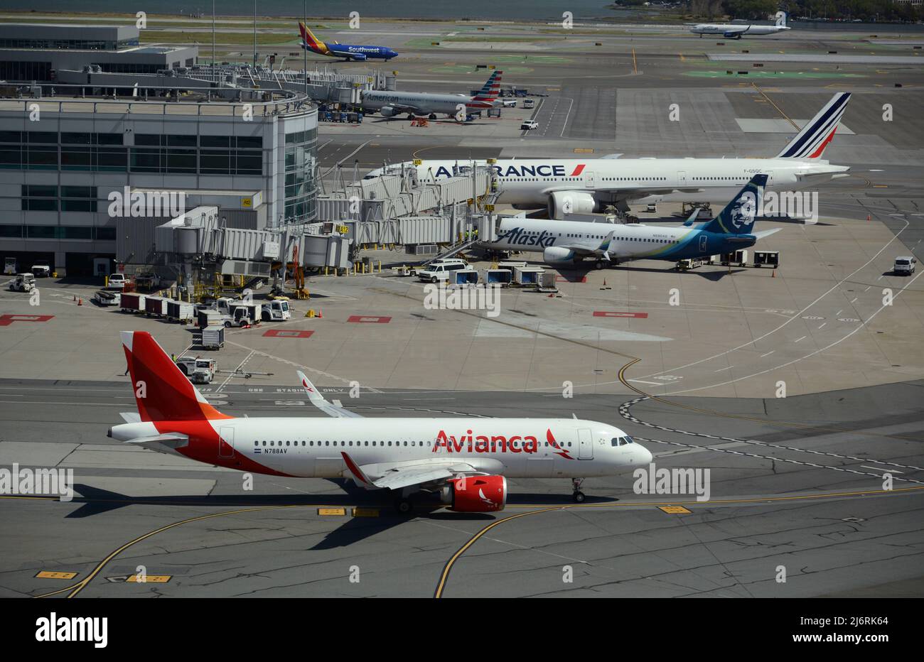 Un avion-taxi Avianca Airlines Airbus A320 passagers à l'aéroport international de San Francisco, en Californie. Banque D'Images