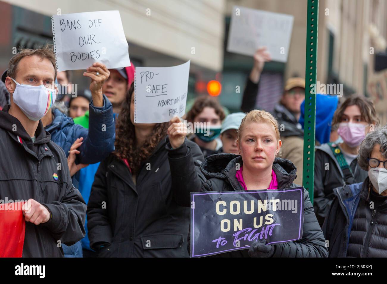 Detroit, Michigan États-Unis - 3 mai 2022 - les activistes des droits des femmes se sont rassemblés au palais de justice fédéral pour maintenir l'avortement légal. Un jour plus tôt, un projet d'avis de la Cour suprême, qui a fait l'objet d'une fuite, a suggéré que la Cour est susceptible d'annuler l'arrêt historique Roe c. Wade qui, en 1973, a légalisé la plupart des avortements. Banque D'Images