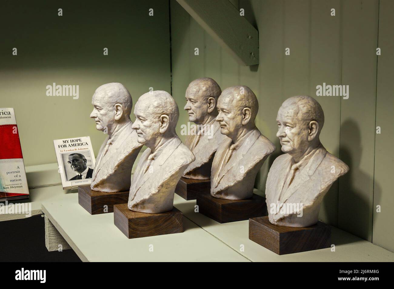 Oct 23 2012 Johnson City Texas USA - bustes du président Lyndon Johnson qu'il a donné comme cadeaux stockés dans un placard à son Texas Ranch Banque D'Images