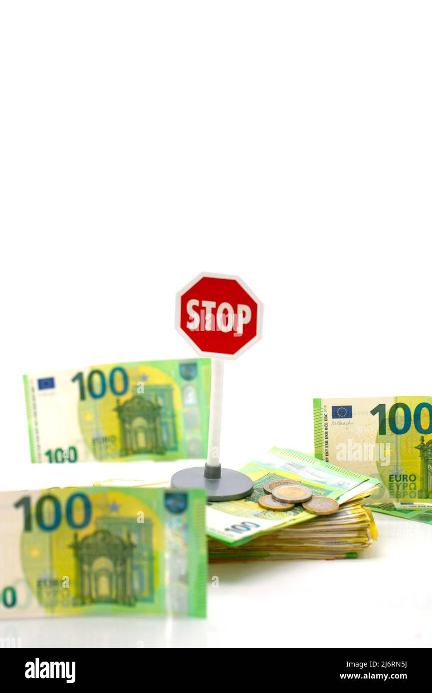 Euro inflation monétaire.Arrêter la monnaie en euro. Refus de payer en euros. Billets en euros et stop sur fond blanc. Dépréciation de la monnaie en euros Banque D'Images