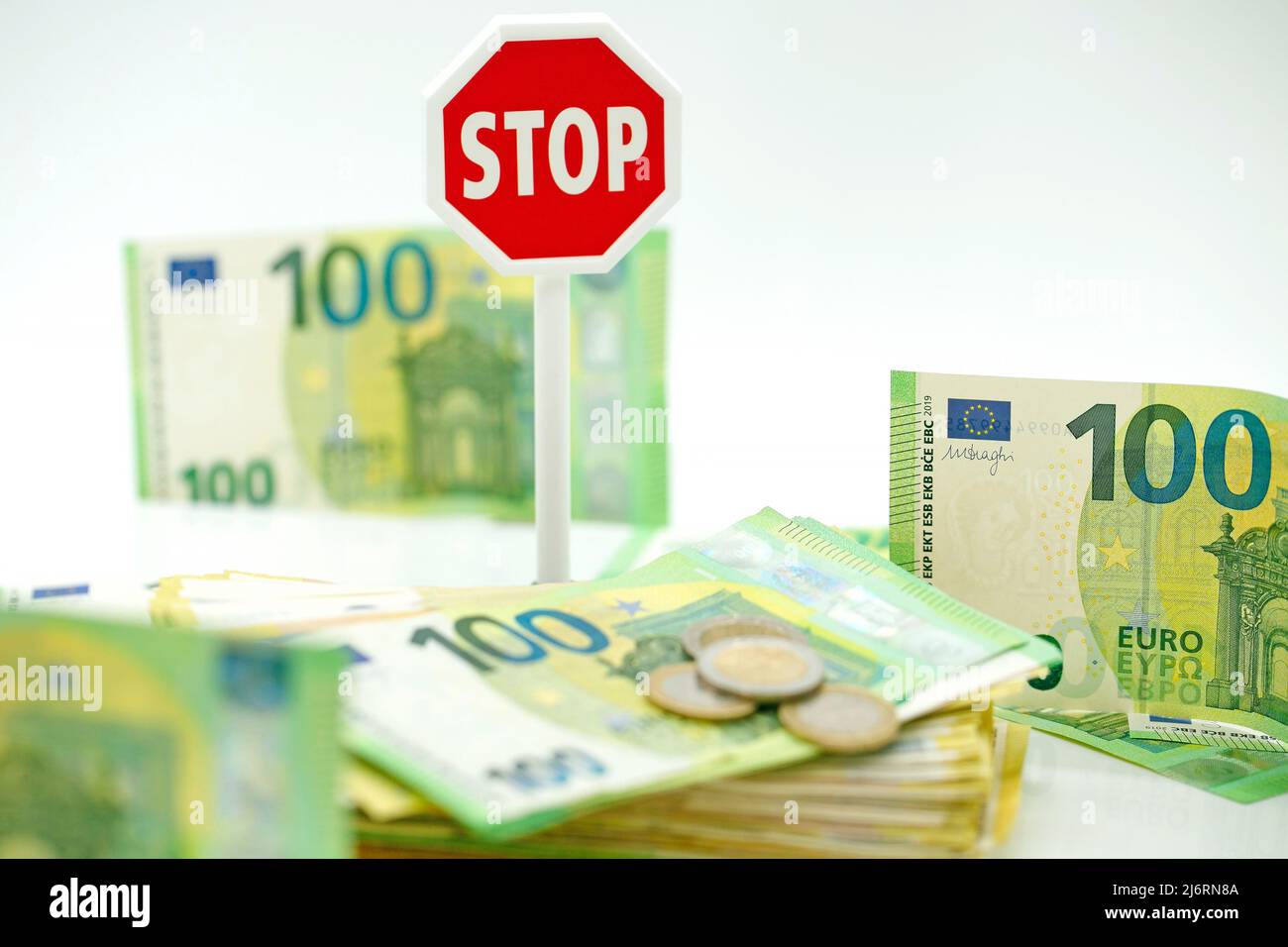 Inflation.mettre fin à la devise euro. Refus de payer en euros. Billets en euros et panneau stop sur fond blanc. La chute et la dépréciation de la monnaie euro Banque D'Images