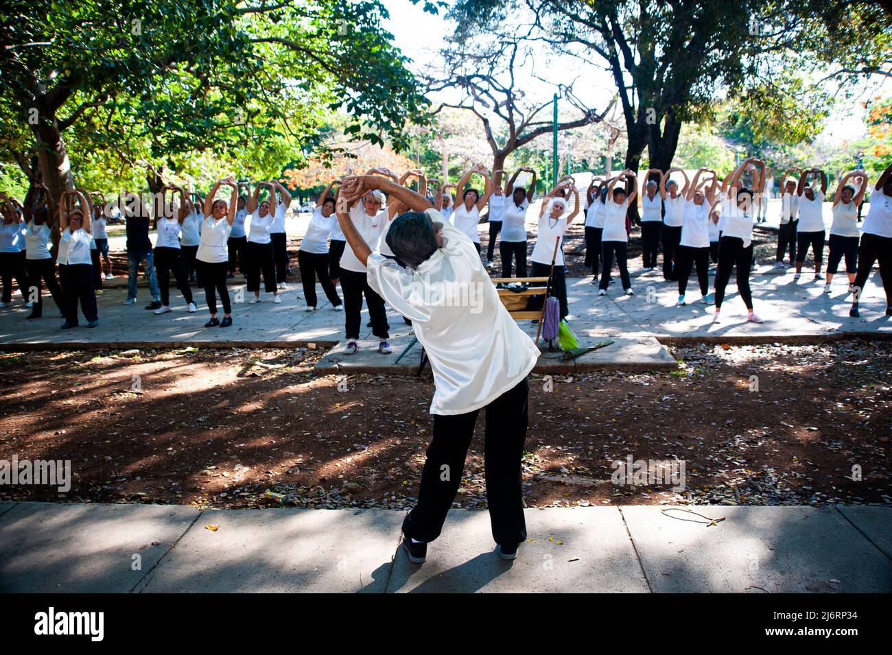 Femme cubaine plus âgée faisant des exercices de groupe dans un parc de la section Vedado de la Havane, Cuba. Banque D'Images