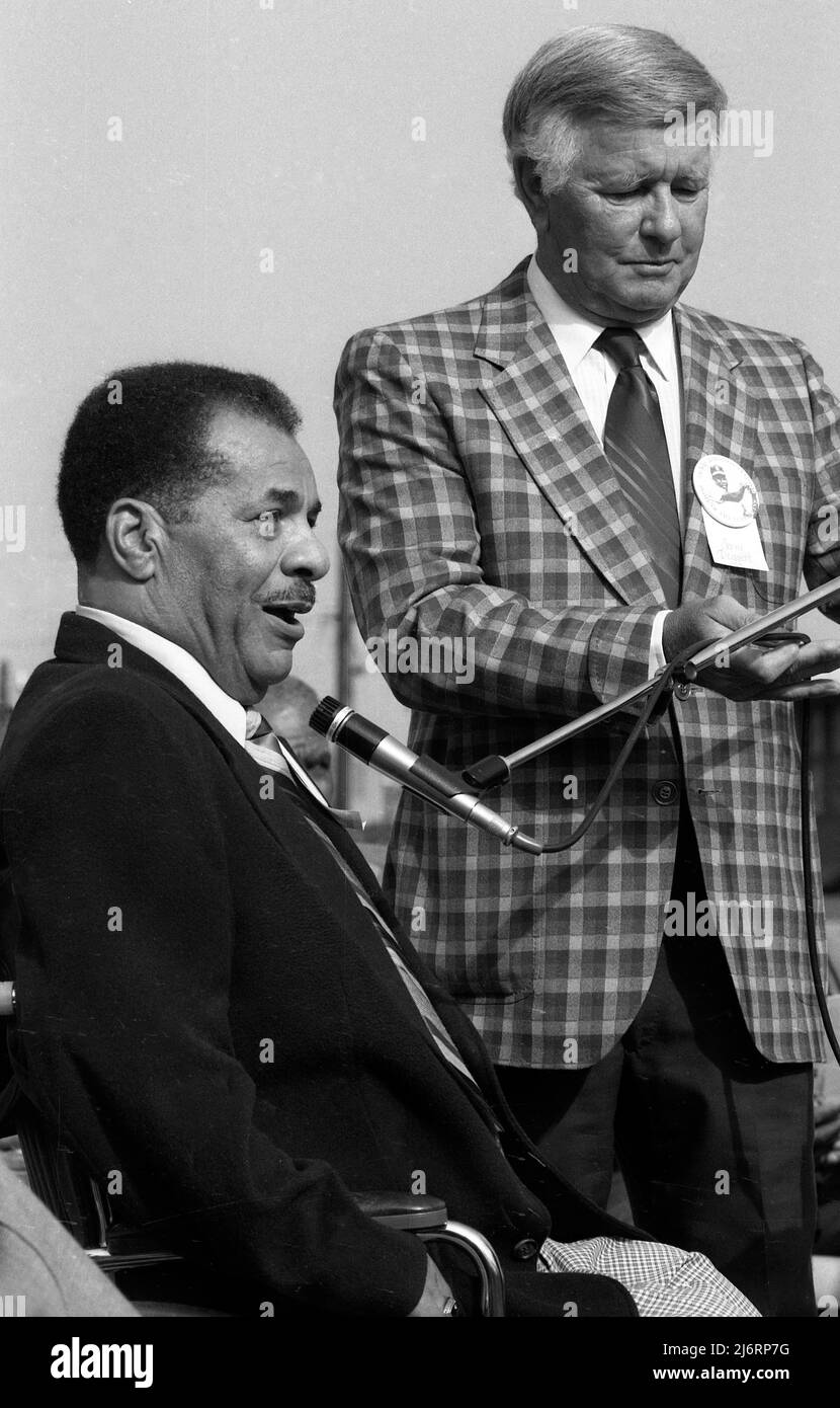 Brooklyn Dodger excellent et coéquipier de Jackie Robinson, Roy Campanella s'adressant à la foule lors de l'inauguration du Jackie Robinson Stadium à Westwood, CA, 1981 Banque D'Images