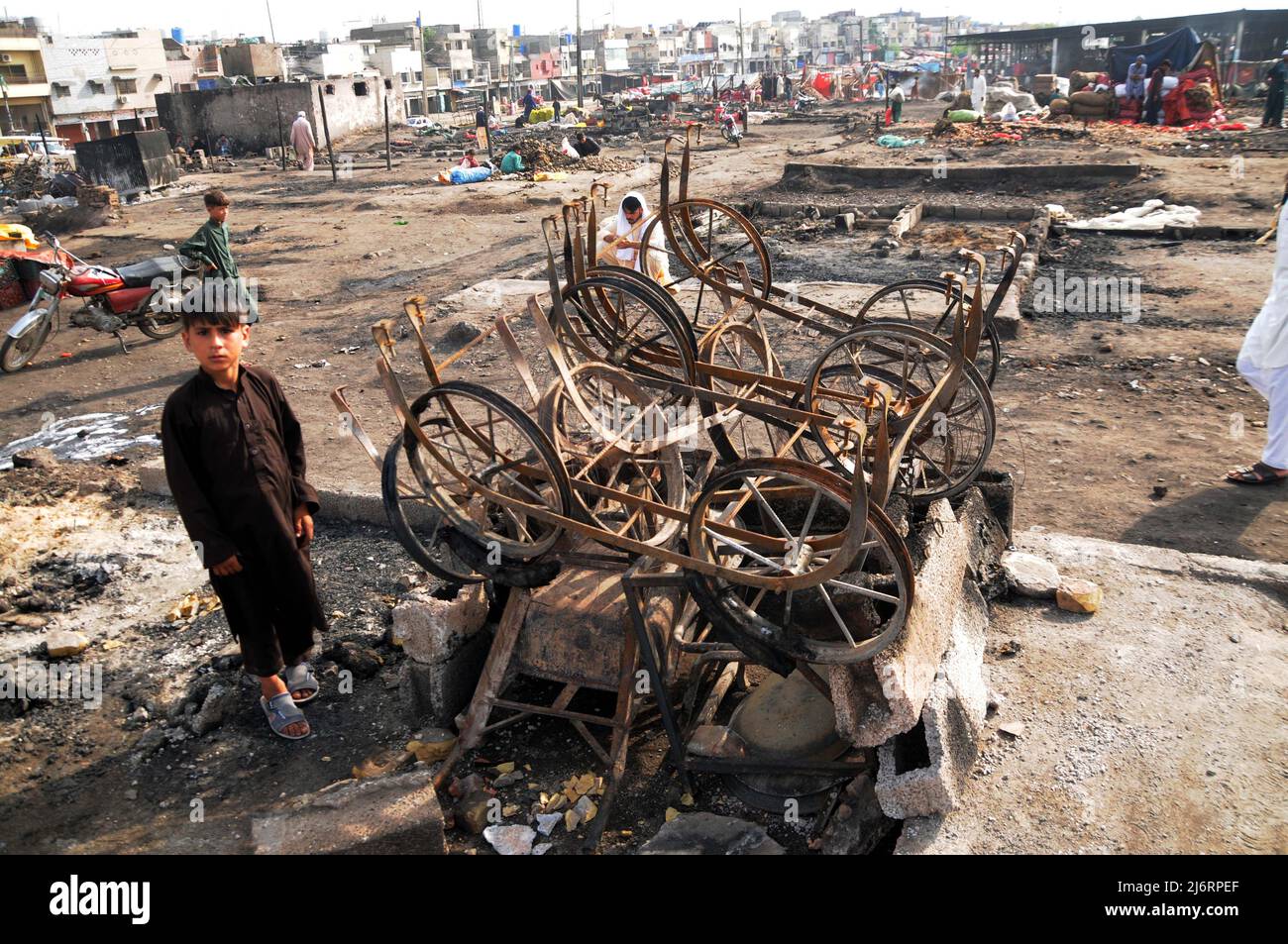 3 mai 2022, Islamabad, Pakistan: Un autre incident tragique d'incendie a eu lieu à Islamabad à Sabzi Mandi où des dizaines de boutiques et de huttes ont été brûlées en cendres. Selon la police, l'incendie a d'abord éclaté dans l'herbe et s'est propagé dès qu'il a été vu en raison de vents forts. Le feu a englouti les boutiques et les huttes environnantes. Huit véhicules de secours et de pompiers ont fait feu après deux heures de travail acharné. Les dommages causés par l'incendie n'ont pas encore été déterminés. (Credit image: © Raja Imran/Pacific Press via ZUMA Press Wire) Banque D'Images