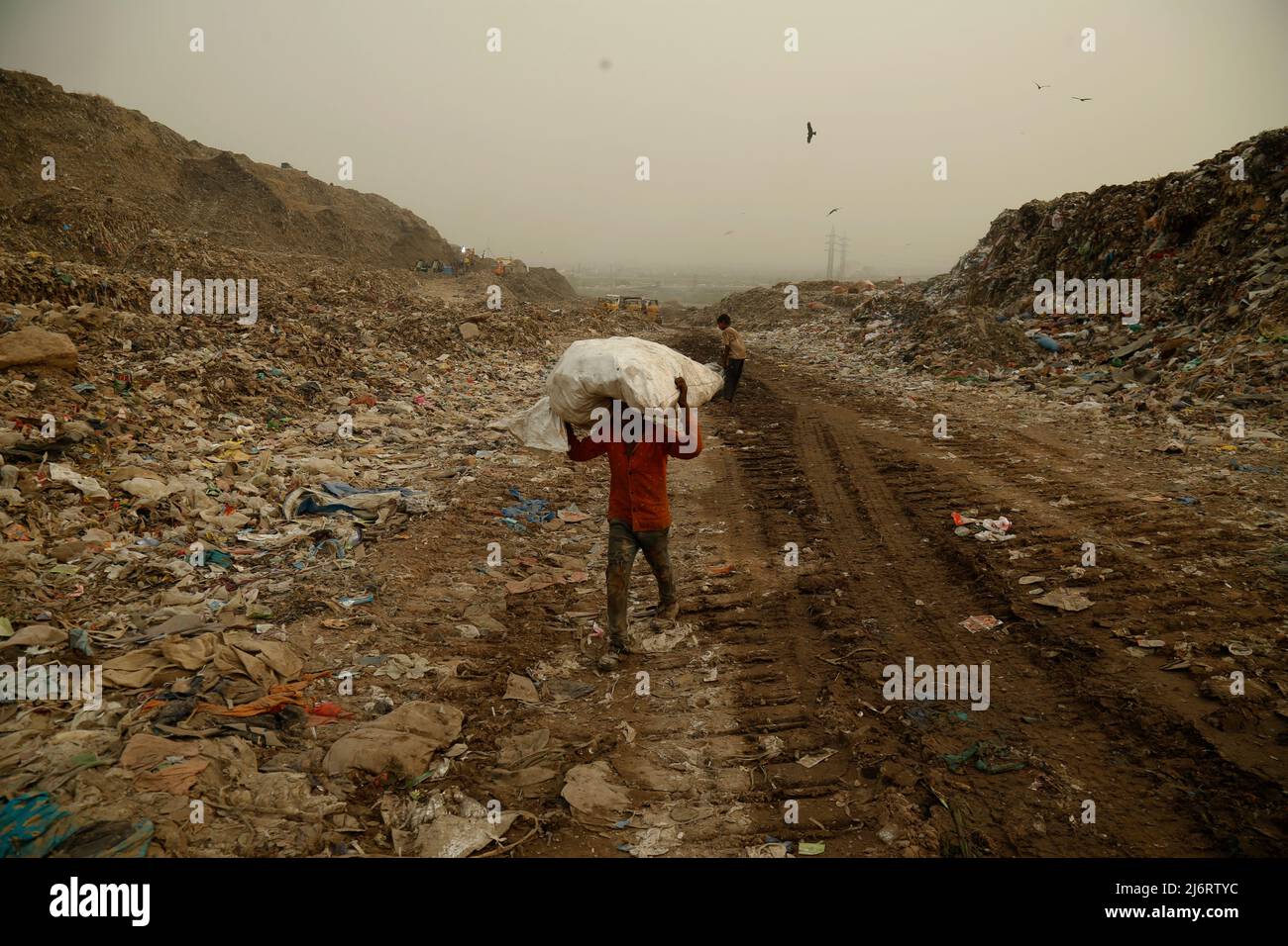 Le déversement de déchets dans le site d'enfouissement de Bhalswa, qui s'étend sur plus de 36 acres, a commencé en 1994. Il a accumulé des déchets de 80 tonnes lakh. (Photo de Haripriya Shaji/Pacific Press) Banque D'Images