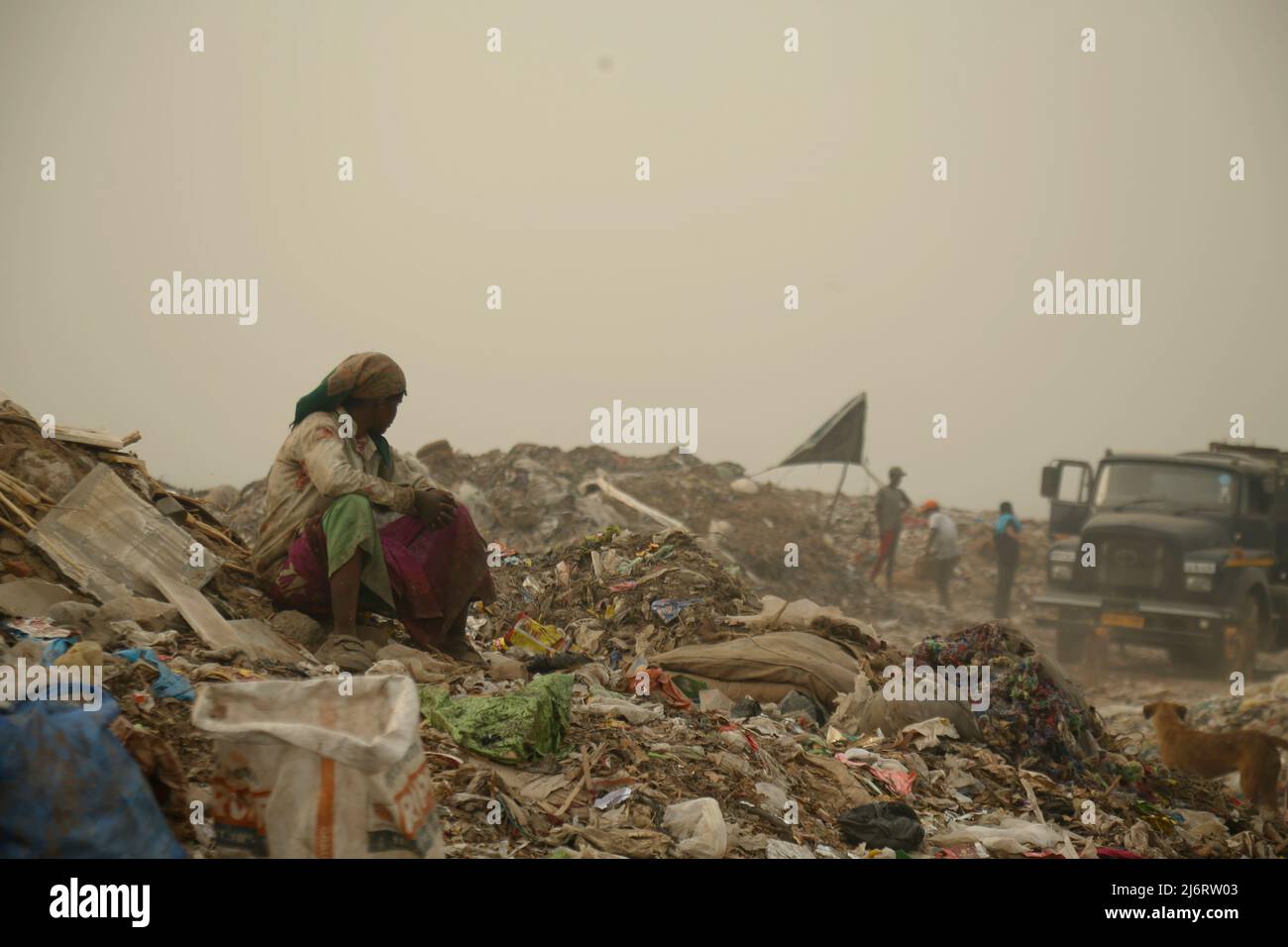 Le déversement de déchets dans le site d'enfouissement de Bhalswa, qui s'étend sur plus de 36 acres, a commencé en 1994. Il a accumulé des déchets de 80 tonnes lakh. (Photo de Haripriya Shaji/Pacific Press) Banque D'Images