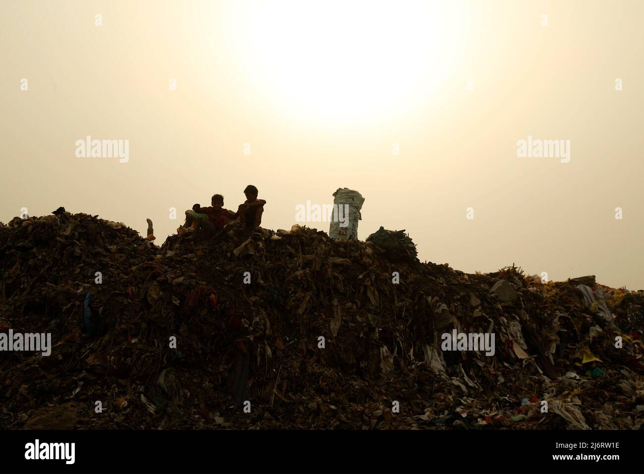 Le déversement de déchets dans le site d'enfouissement de Bhalswa, qui s'étend sur plus de 36 acres, a commencé en 1994. Il a accumulé des déchets de 80 tonnes lakh. (Photo de Haripriya Shaji/Pacific Press) Banque D'Images