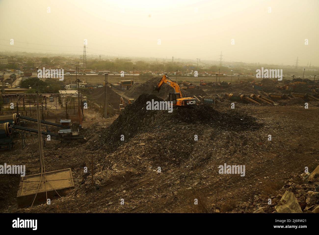 Le déversement de déchets dans le site d'enfouissement de Bhalswa, qui s'étend sur plus de 36 acres, a commencé en 1994. Il a accumulé des déchets de 80 tonnes lakh. (Photo de Haripriya Shaji/Pacific Press) Banque D'Images