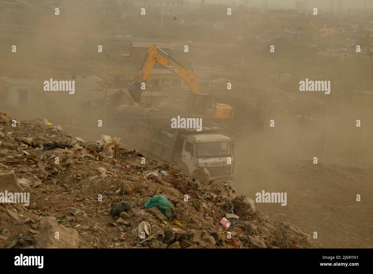 3 mai 2022, Delhi, Delhi, Inde: Le déversement de déchets sur le site d'enfouissement de Bhalswa, réparti sur plus de 36 acres, a commencé en 1994. Il a accumulé des déchets de 80 tonnes lakh. (Credit image: © Haripriya Shaji/Pacific Press via ZUMA Press Wire) Banque D'Images