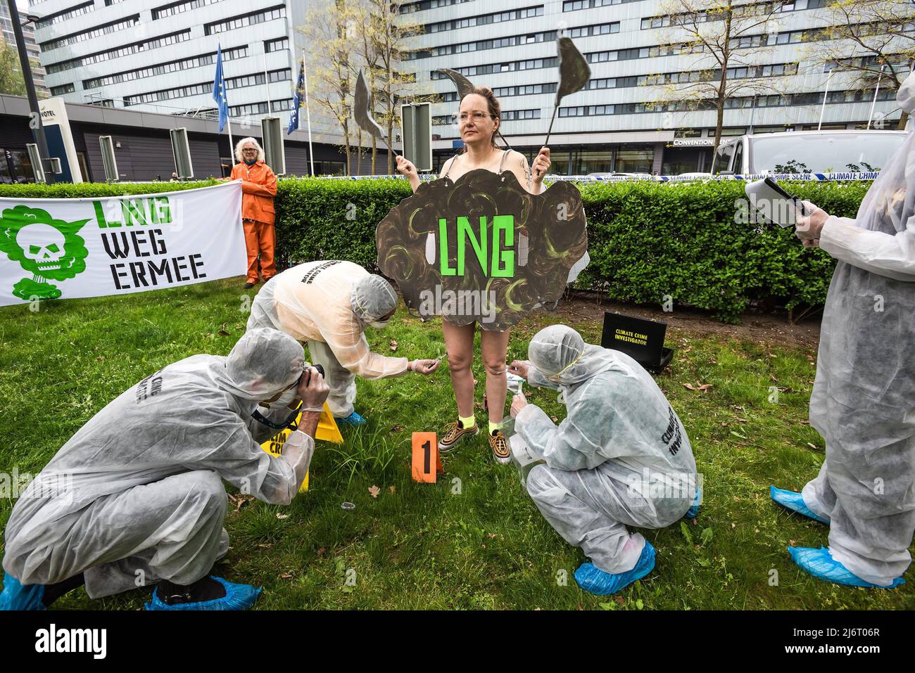 Ocean Rebellion démonstrateur portant un écriteau de nuages qui dit : le GNL est accusé par les enquêteurs de la criminalité climatique de pollution de la planète vue pendant le Global LNG Bankering Summit. Lors du Global LNG Bankering Summit 2022, l'industrie déclare que le GNL ou le gaz naturel liquéfié est le combustible marin le plus propre disponible par rapport au mazout lourd. Le GNL est une technologie sûre, qui permet de réduire considérablement les émissions de CO2 et les émissions quasi inexistantes de particules. Il offre une teneur énergétique plus élevée et des coûts d'exploitation plus faibles. Le but de la conférence de 3 jours est de lancer le démarrage du gaz naturel liquide ( Banque D'Images