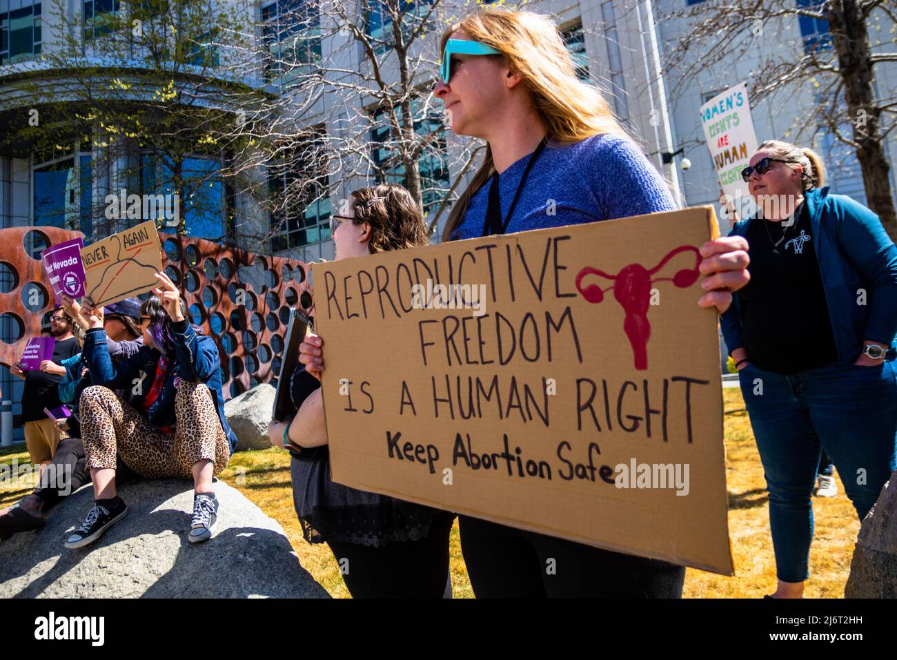 Reno, États-Unis - 03 mai 2022, les manifestants présentent des signes exprimant leur opinion au cours de la manifestation. Les manifestants se sont rassemblés devant le tribunal fédéral en réaction à la fuite DU DOCUMENT SCOTUS. Banque D'Images