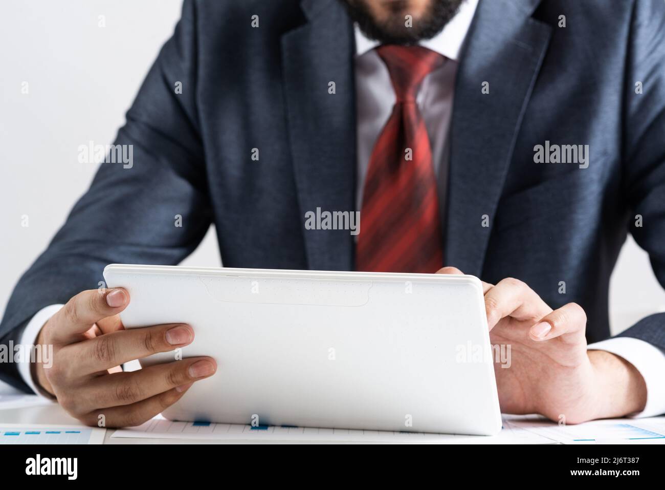 Homme d'affaires utilisant une tablette informatique au bureau Banque D'Images