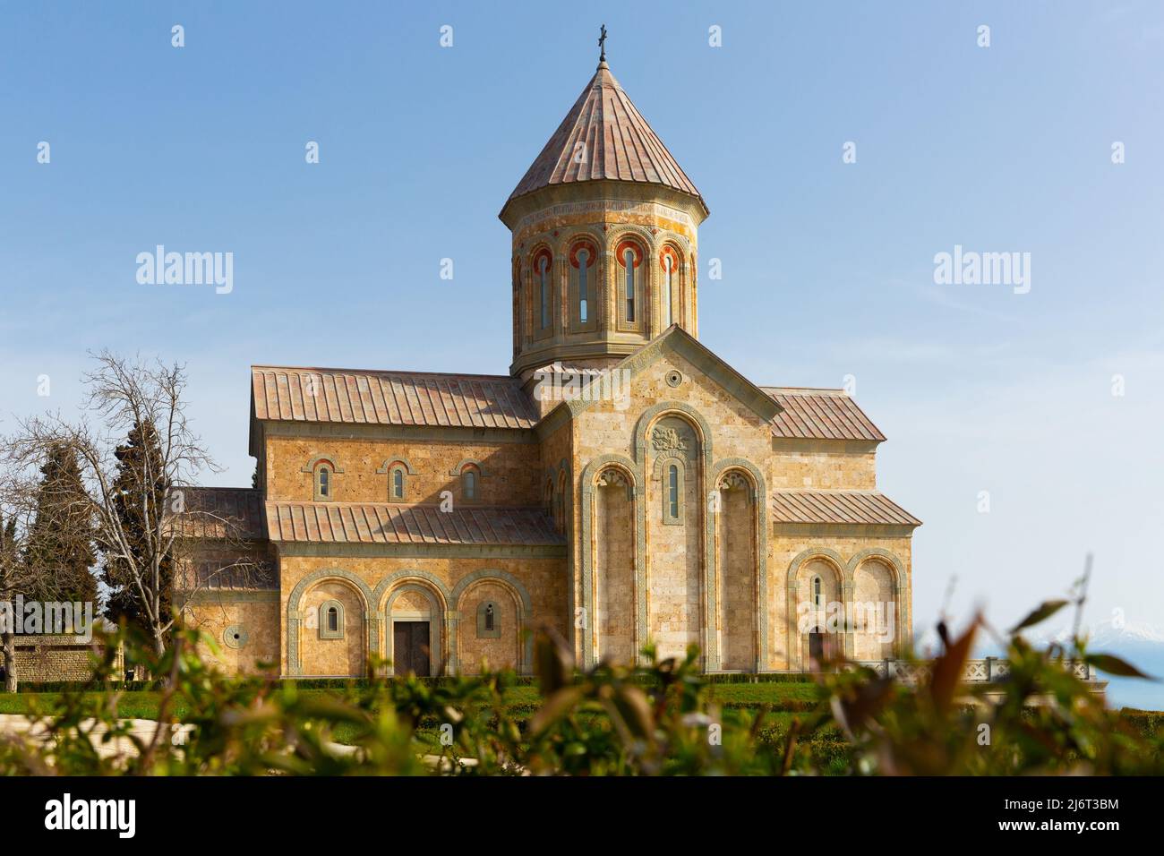 Paysage de printemps avec l'église de Saint Nino dans le monastère de Bodbe Banque D'Images