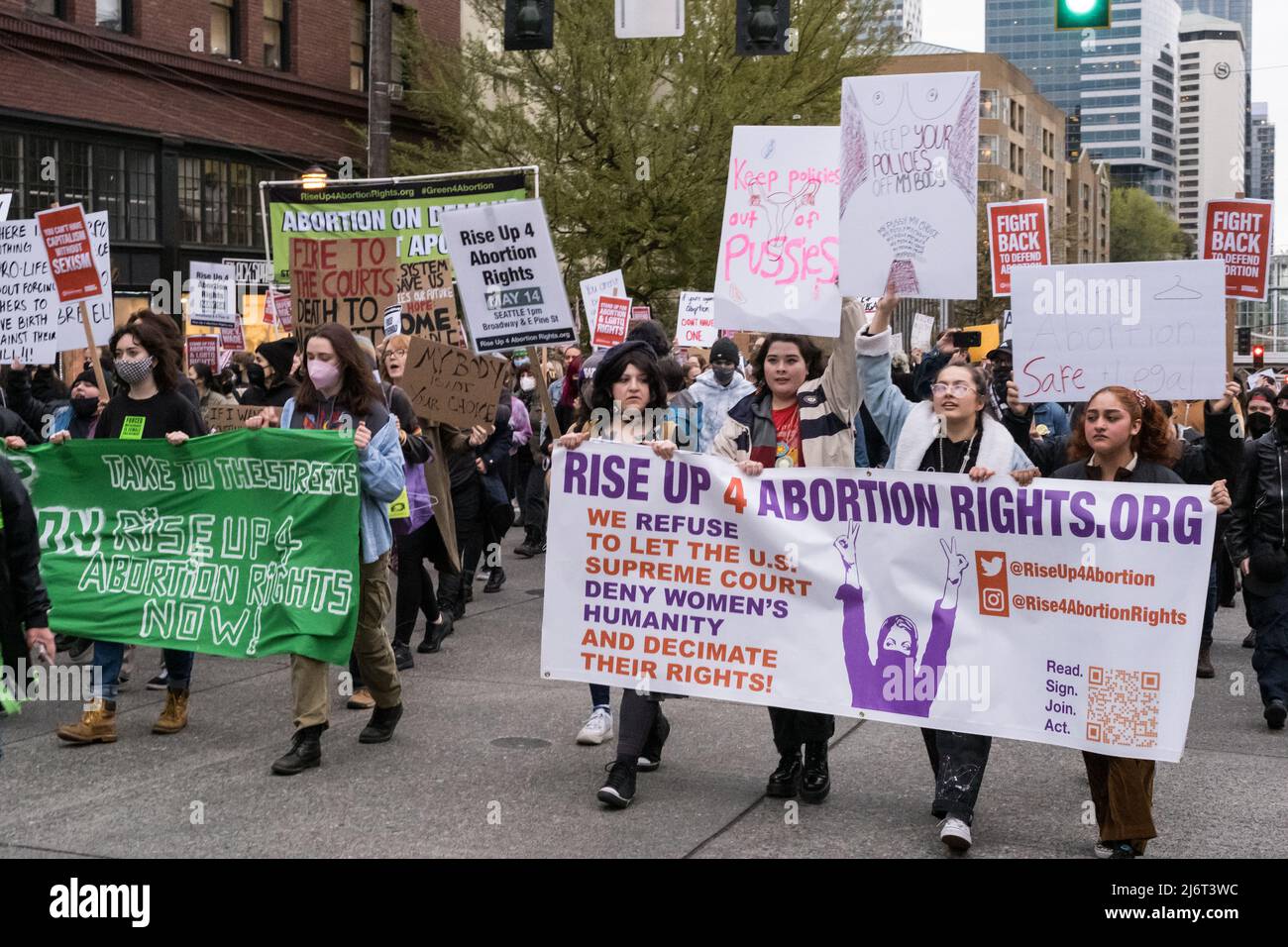 Seattle, États-Unis. 3rd mai 2022. Des milliers de personnes marchent sur Pike Street à la suite de la fuite des nouvelles selon laquelle la Cour suprême pourrait être sur le point de renverser l'historique Roe V. Wade. Les activistes du choix pro se sont réunis à 6 h 00pm à la manifestation Protect Roe V. Wade pour faire savoir à la Cour suprême des États-Unis qu'ils se battront pour empêcher le renversement de la décision historique donnant aux femmes le droit de choisir. La loi historique a statué en 1973 que la Constitution des États-Unis protège la liberté d'une femme enceinte de choisir d'avorter sans restriction excessive du gouvernement. James Anderson/Alay Live News Banque D'Images