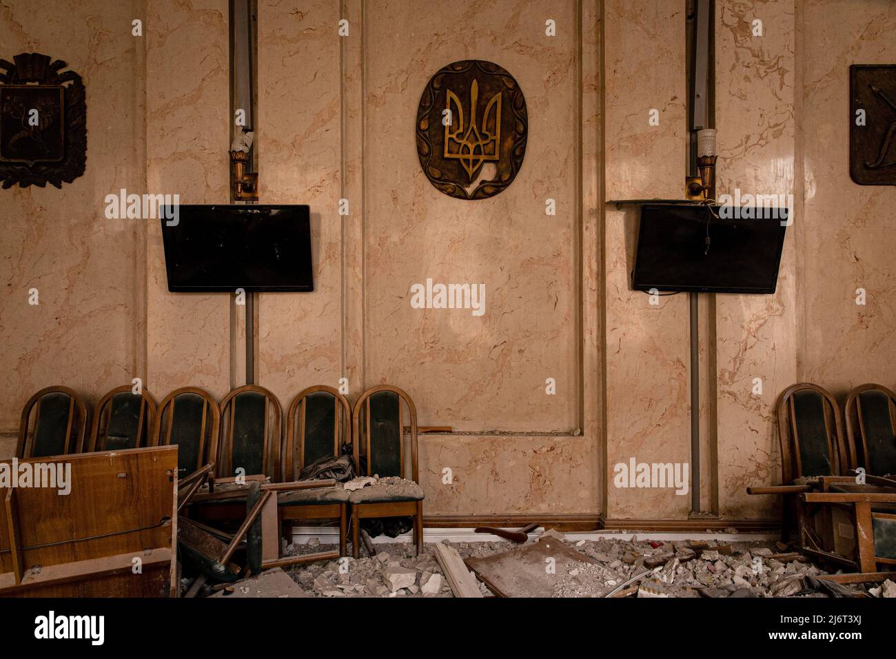 L'emblème national de l'Ukraine vu dans une salle détruite du bâtiment administratif de la région de Kharkiv. Le bâtiment administratif de la région de Kharkiv a été frappé le 28 février sur la place de la liberté vers 8 h heure locale, le sixième jour de l'invasion russe de l'Ukraine, le bâtiment est gravement endommagé par l'explosion puissante, comme une partie du toit a été soufflé, six personnes ont été blessées lors de l'attaque, dont un enfant, a déclaré l'agence d'urgence de l'état. Banque D'Images