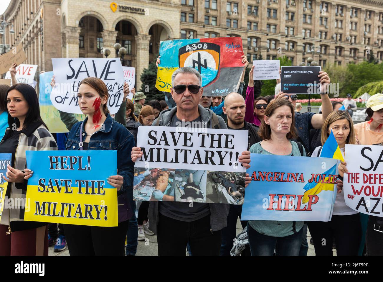 Les manifestants tiennent des écriteaux exprimant leur opinion pendant la manifestation. Des femmes, des mères, des enfants de soldats ukrainiens et des membres du bataillon Azov à Marioupol se sont réunis sur la place de l'indépendance pour appeler les dirigeants mondiaux à organiser un couloir humanitaire pour l'évacuation des civils et des militaires ukrainiens de la ville assiégée de Marioupol vers les pays neutres. (Photo de Mykhaylo Palinchak / SOPA Images/Sipa USA) Banque D'Images