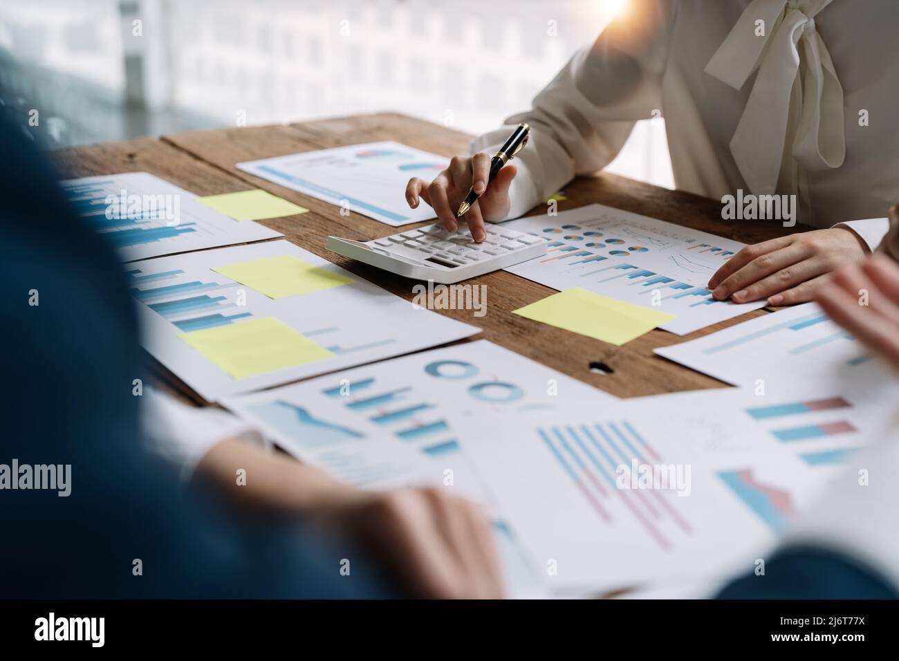 Réunion des employés de l'entreprise pour réfléchir au nouveau plan de stratégie d'entreprise du projet et au nouveau document de données d'analyse, au concept financier et comptable. Gros plan Banque D'Images