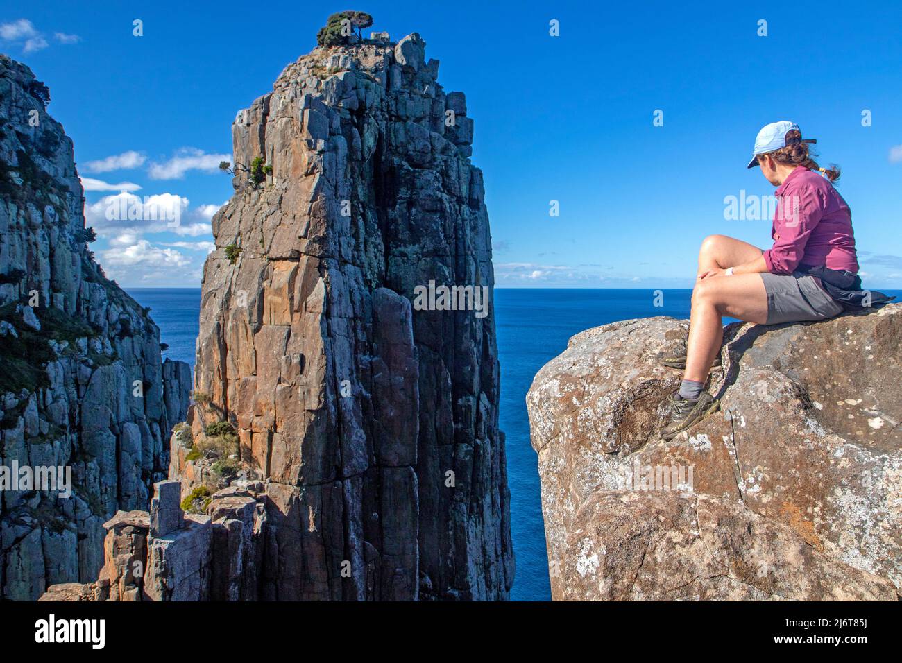 Femme regardant la pile de Candlestick de Cape Hauy Banque D'Images