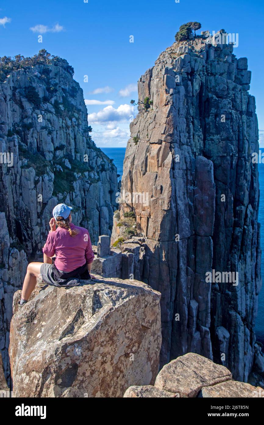 Femme regardant la pile de Candlestick de Cape Hauy Banque D'Images