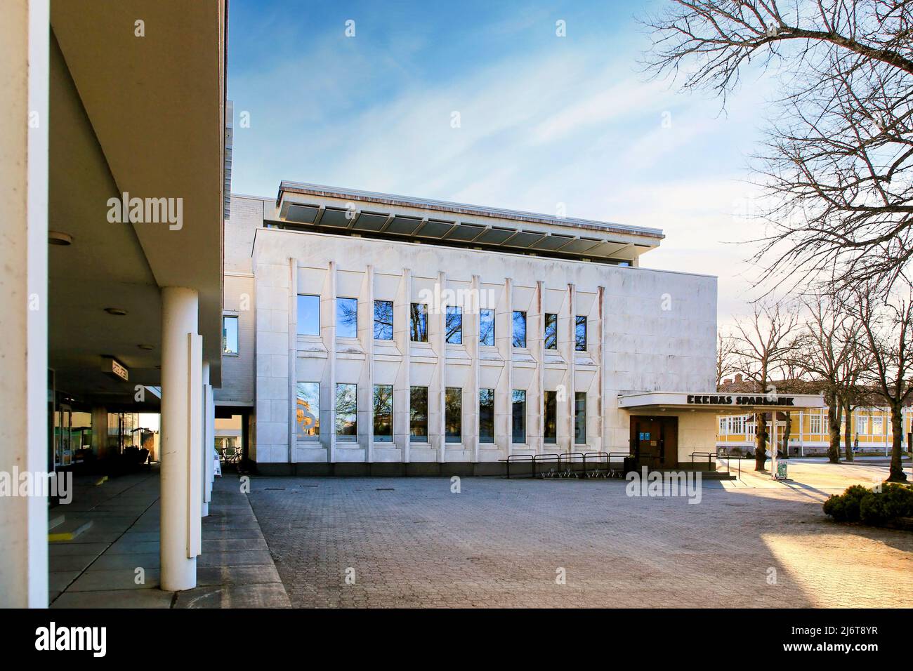 Ekenäs Sparbank Savings Bank bâtiment en marbre blanc et en brique conçu par Alvar Aalto et achevé en 1969. Ekenäs, Raseborg, Finlande. 17 avril 2022 Banque D'Images