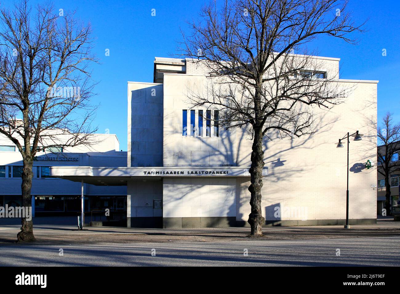 Ekenäs Sparbank Savings Bank bâtiment en marbre blanc et en brique conçu par Alvar Aalto et achevé en 1969. Ekenäs, Raseborg, Finlande. 17 avril 2022 Banque D'Images