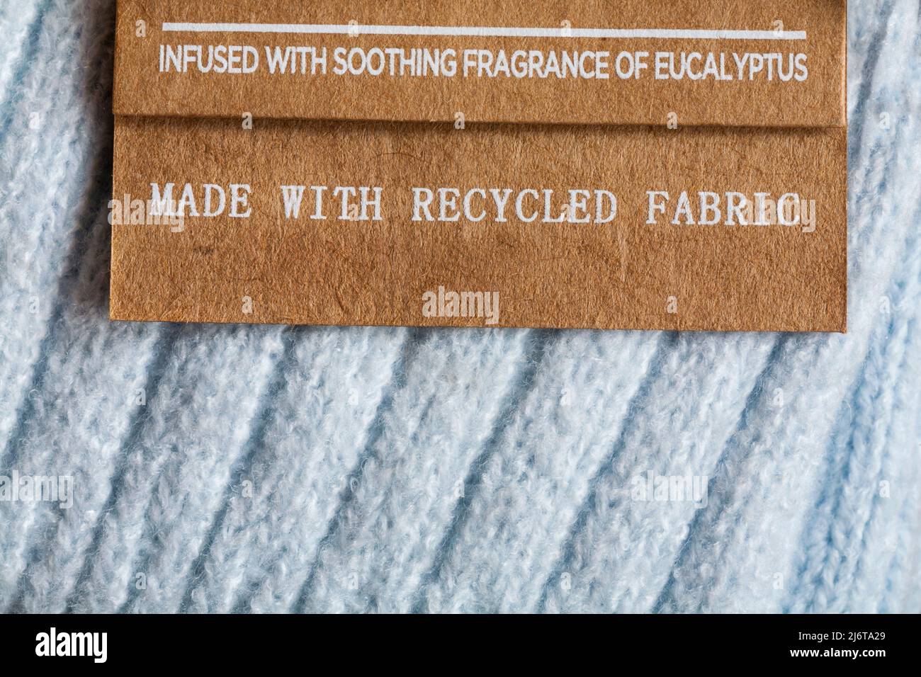 Fabriqué avec un tissu recyclé imprégné d'une étiquette d'eucalyptus apaisante sur une paire de chaussettes Banque D'Images