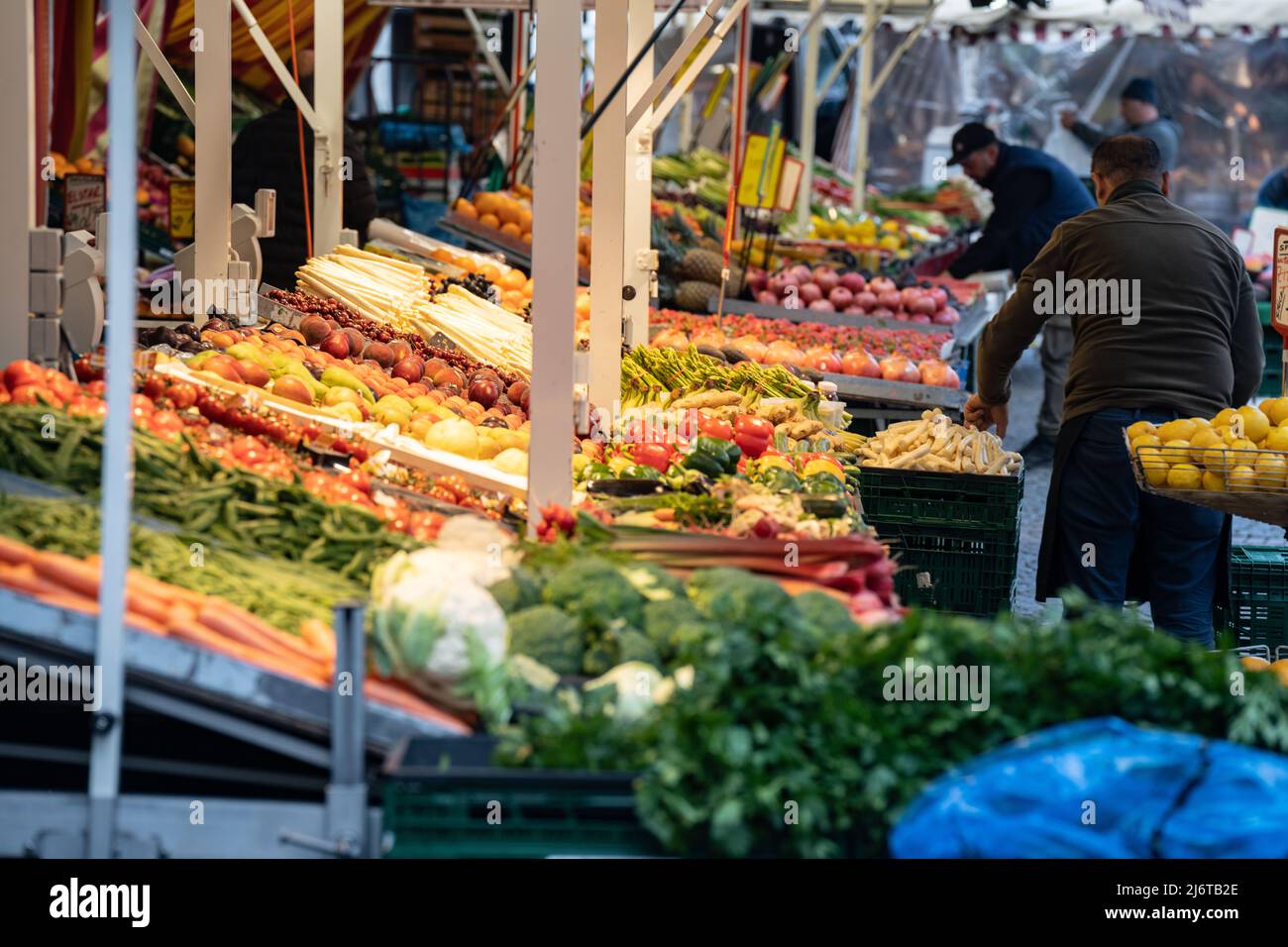 04 mai 2022, Hessen, Francfort-sur-le-main: Les commerçants et les helpers ont en stock les étals de fruits et légumes pour le marché hebdomadaire sur Berger Straße en début de matinée. Photo: Frank Rumpenhorst/dpa Banque D'Images