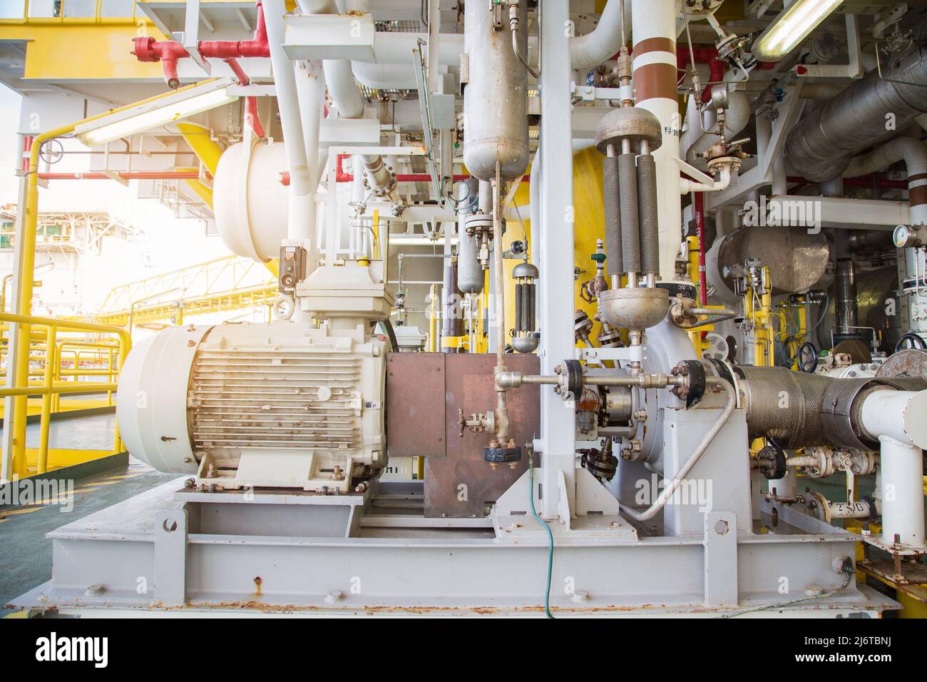 Pompe centrifuge entraînée par moteur électrique pour transférer les condensats liquides vers le bateau de stockage et de déchargement flottant. Banque D'Images