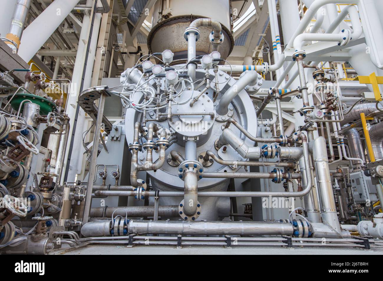 Compresseur de gaz avec accessoires de tuyauterie et de tubes pour comprimer le gaz et la pression de montée bost utilisés dans l'industrie du pétrole et du gaz et de la générationélectricité Banque D'Images