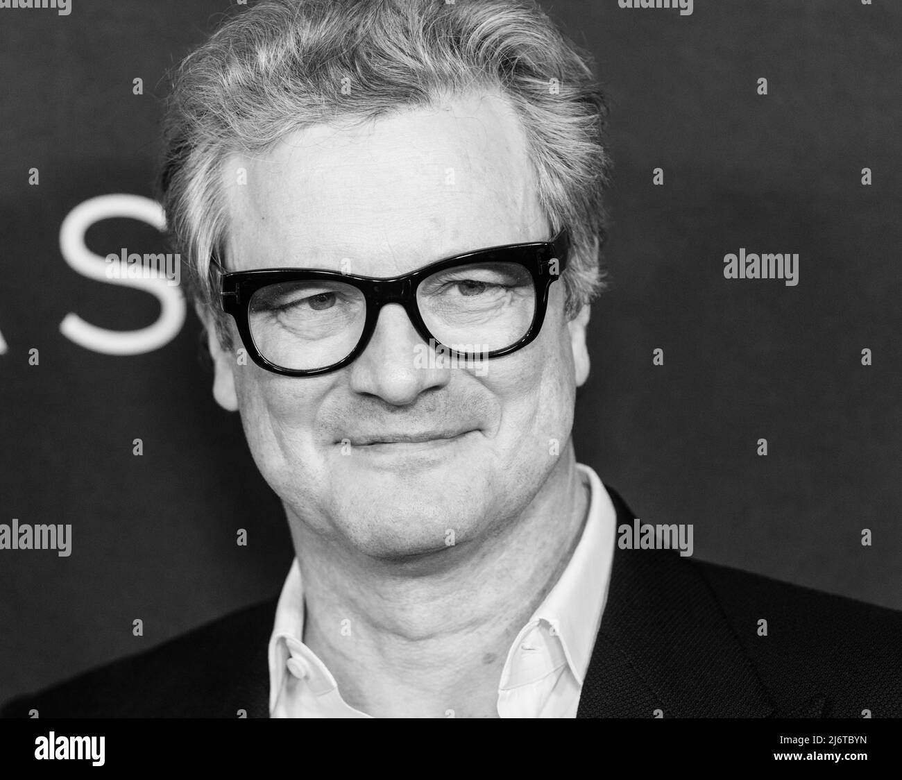 New York, NY - 3 mai 2022: Colin Firth assiste à la première de l'émission de télévision 'The Staircase' à MoMA Banque D'Images