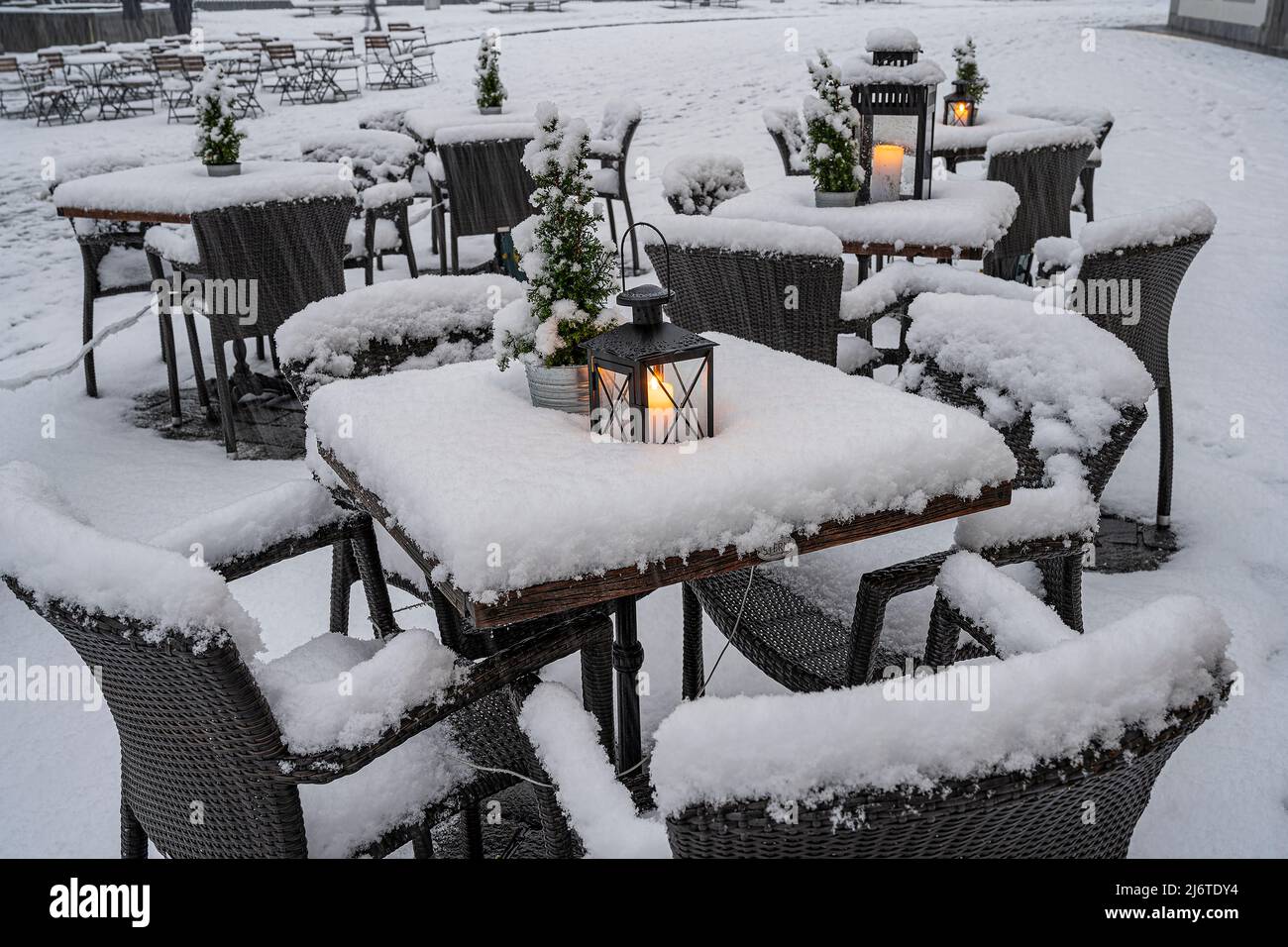 Scène hivernale avec chaises de restaurant enneigées, Lucerne, Suisse Banque D'Images