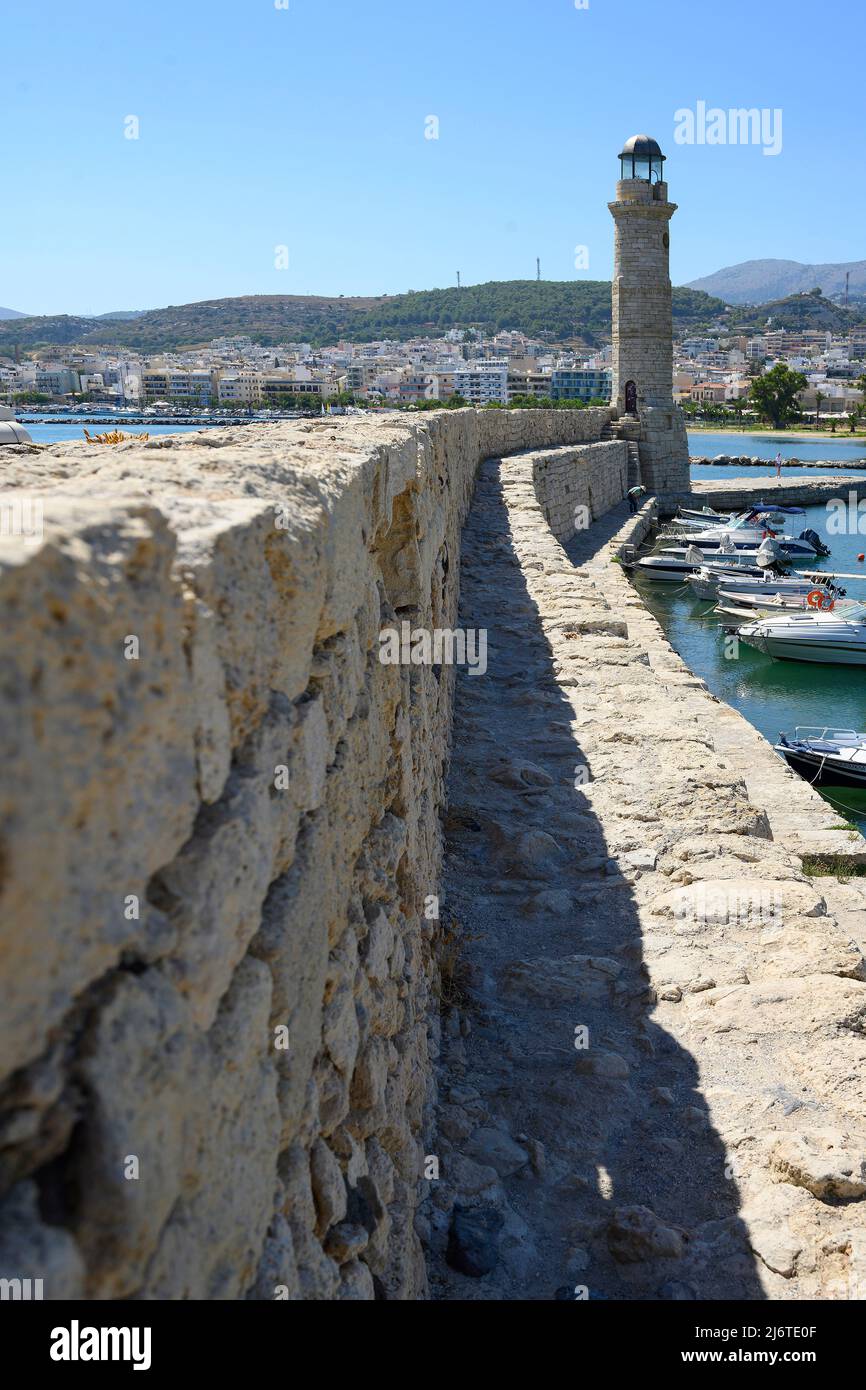 Port vénitien avec phare à Rethymnon, Crète, Grèce Banque D'Images