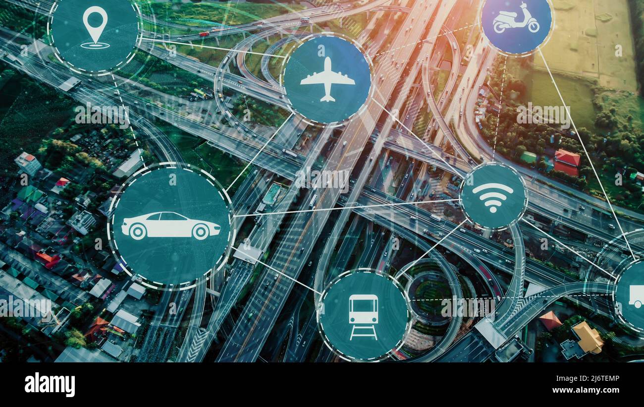 Concept de technologie de transport intelligent pour le futur trafic de  voitures sur la nouvelle route de la ville .Le système intelligent virtuel  permet d'analyser les informations numériques Photo Stock - Alamy