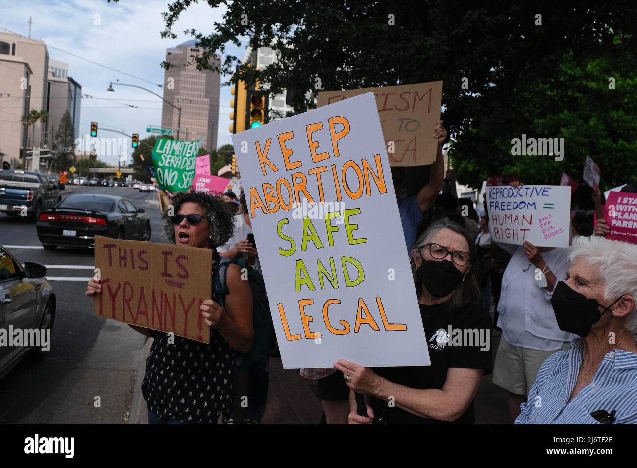 3 mai 2022, Tucson, Arizona, U. S.: Environ un millier de manifestants du droit à l'avortement Pro Choice se rassemblent devant le palais de justice fédéral de Tucson. Ils sont venus protester après la fuite d'un projet d'avis majoritaire de la Cour suprême qui a montré que Roe contre Wade sera renversé, ce qui limiterait gravement ou éliminerait dans certains États le droit à l'avortement. L'avortement aux États-Unis est légal depuis plus de 50 ans depuis la décision historique du tribunal garantissant l'accès à des avortements sûrs . Au cours des dernières années, les législatures d'État ont chamaillant le droit à l'avortement. Maintenant avec le conservateur su Banque D'Images