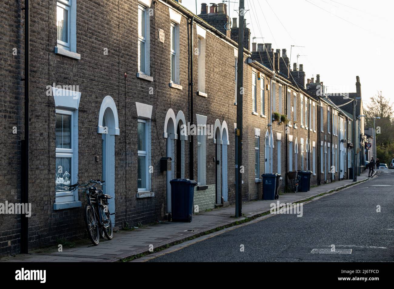 Vue sur les maisons mitoyennes de briques jaunes victoriennes avec des casiers et un vélo à l'extérieur, Kingston Street, Cambridge, Royaume-Uni Banque D'Images